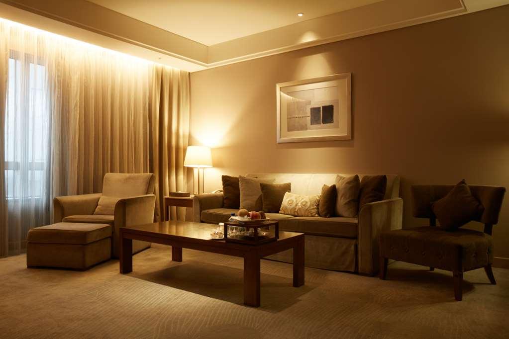 Windsor Hotel Taichung Værelse billede A living room with indirect lighting