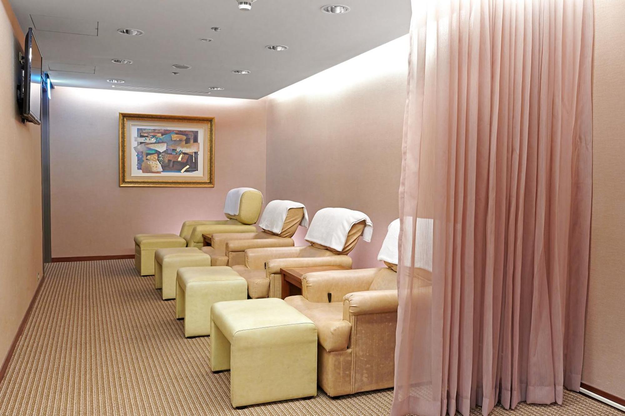 Windsor Hotel Taichung Eksteriør billede A foot massage parlor in Hong Kong