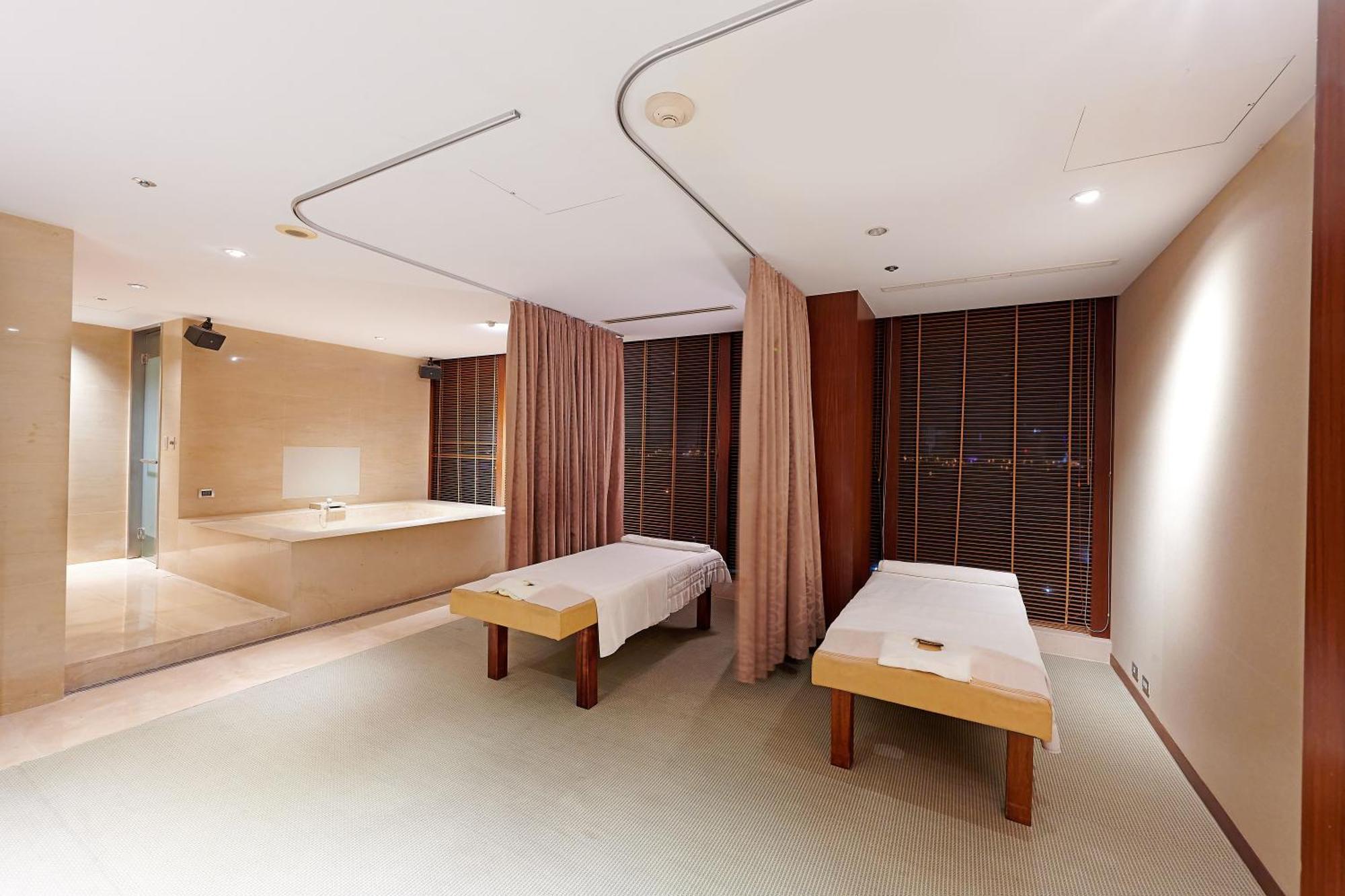 Windsor Hotel Taichung Eksteriør billede A treatment room at the spa