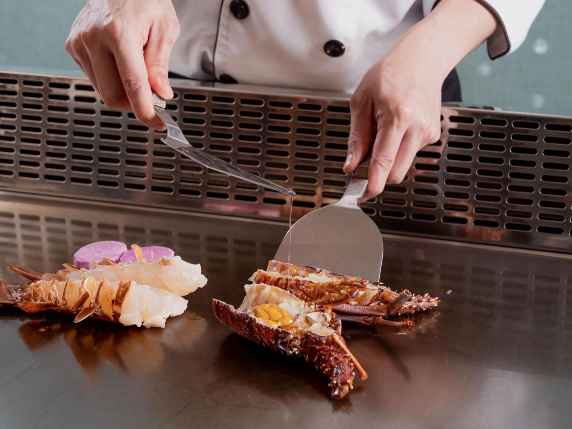 Windsor Hotel Taichung Eksteriør billede A chef using a fish knife to fillet a lobster