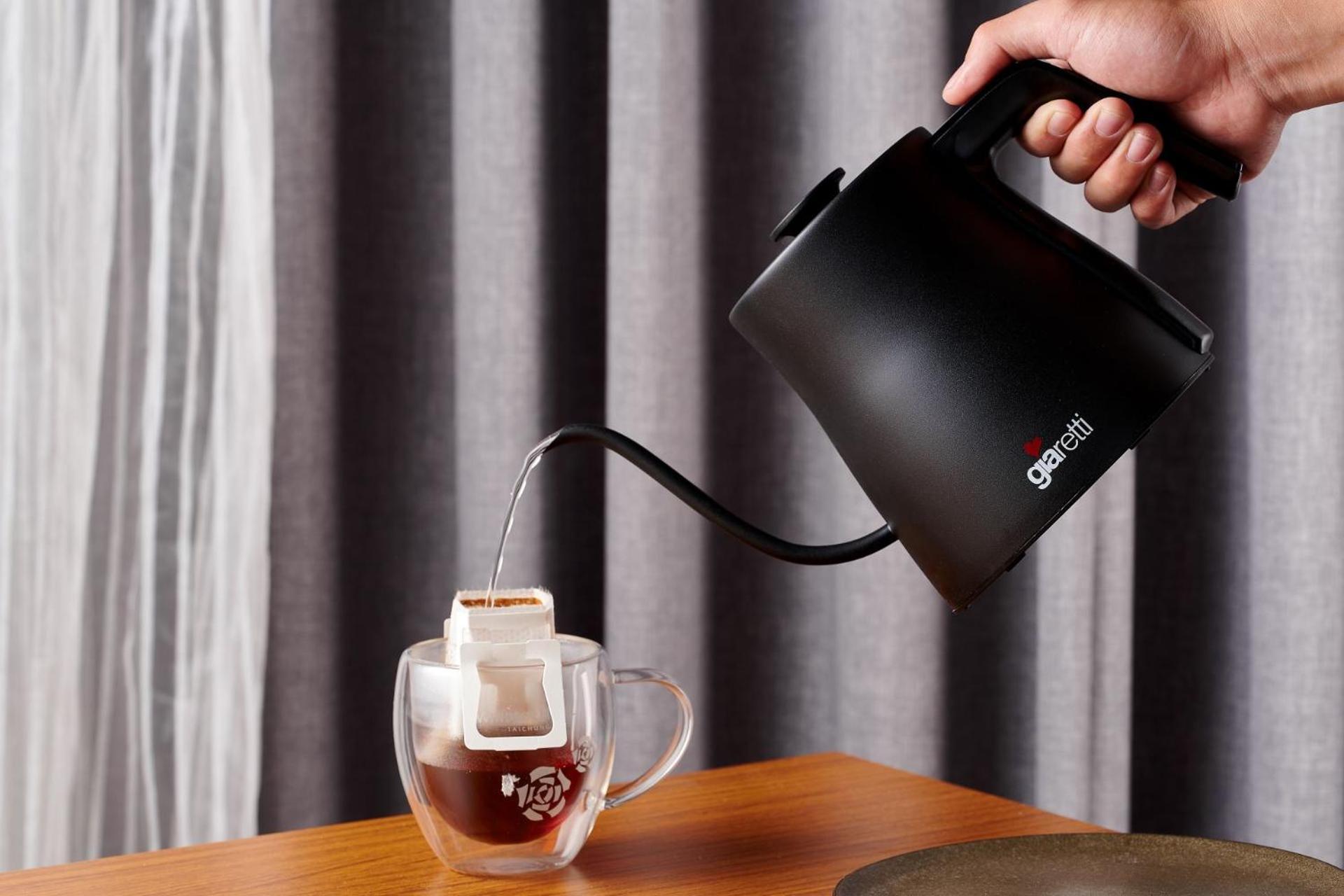 Windsor Hotel Taichung Eksteriør billede A kettle in use