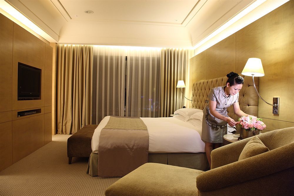 Windsor Hotel Taichung Eksteriør billede A hotel maid making a bed