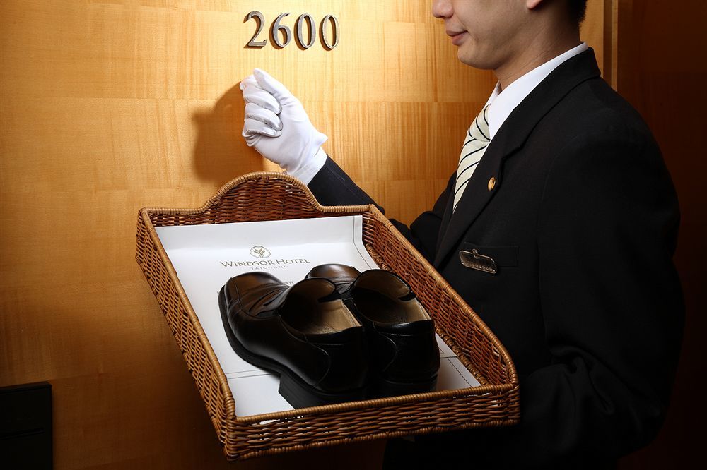 Windsor Hotel Taichung Eksteriør billede A bellboy delivering shoes to a guest