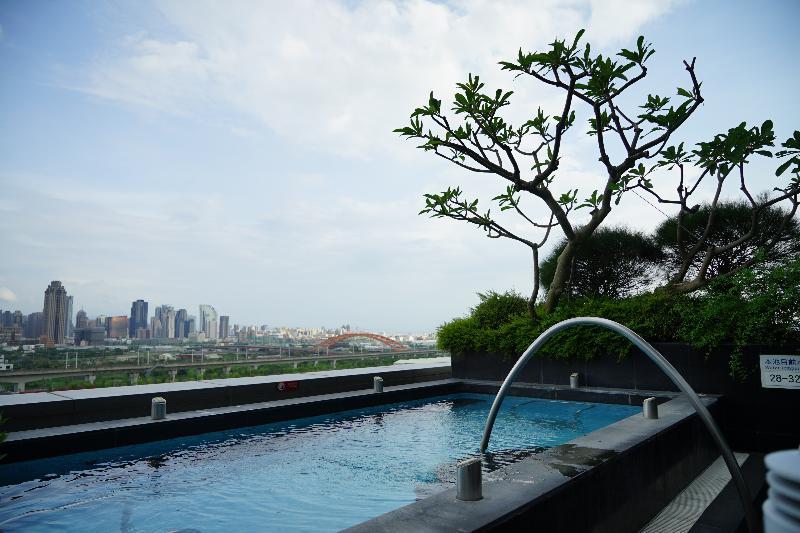 Windsor Hotel Taichung Eksteriør billede The pool at the top of the hotel